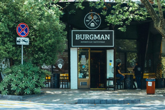 Яку вивіску можна повісити без узгодження: з прикладами форматів, що зазвичай не викликають питань у контролюючих органів